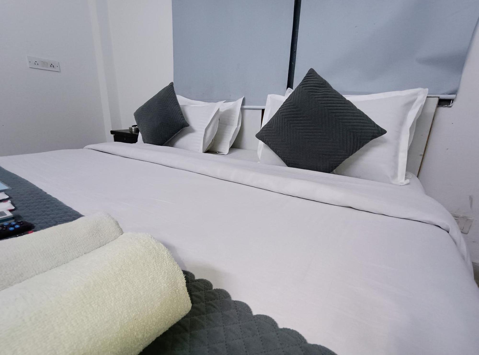Hotel Hauz Khas Fort View 뉴델리 외부 사진