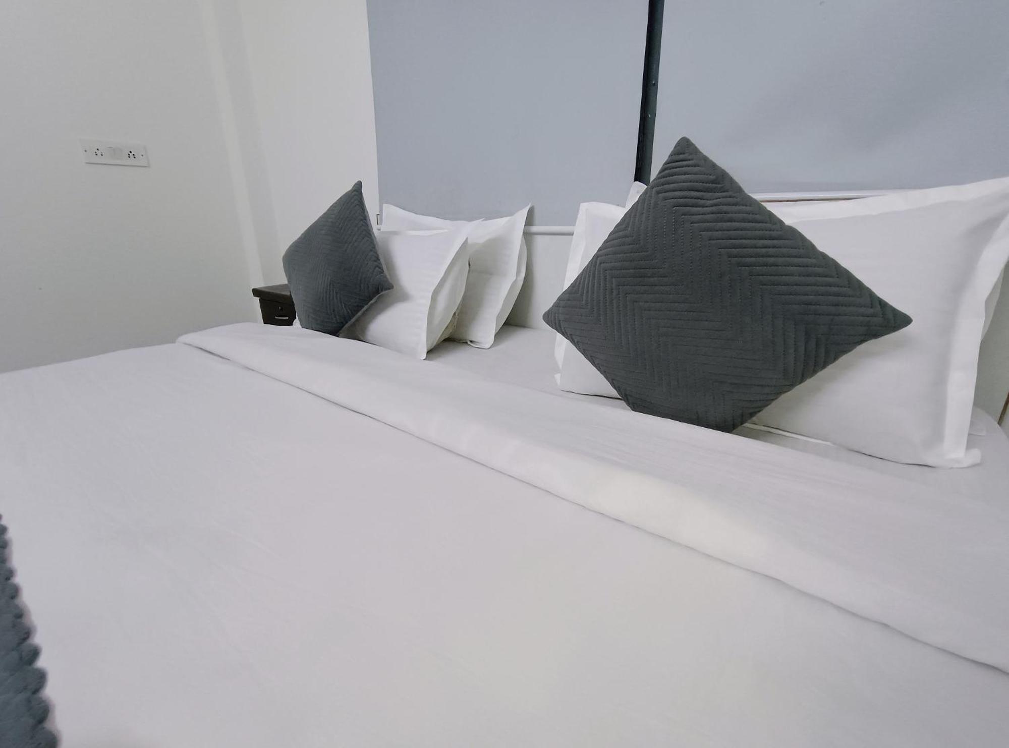 Hotel Hauz Khas Fort View 뉴델리 외부 사진