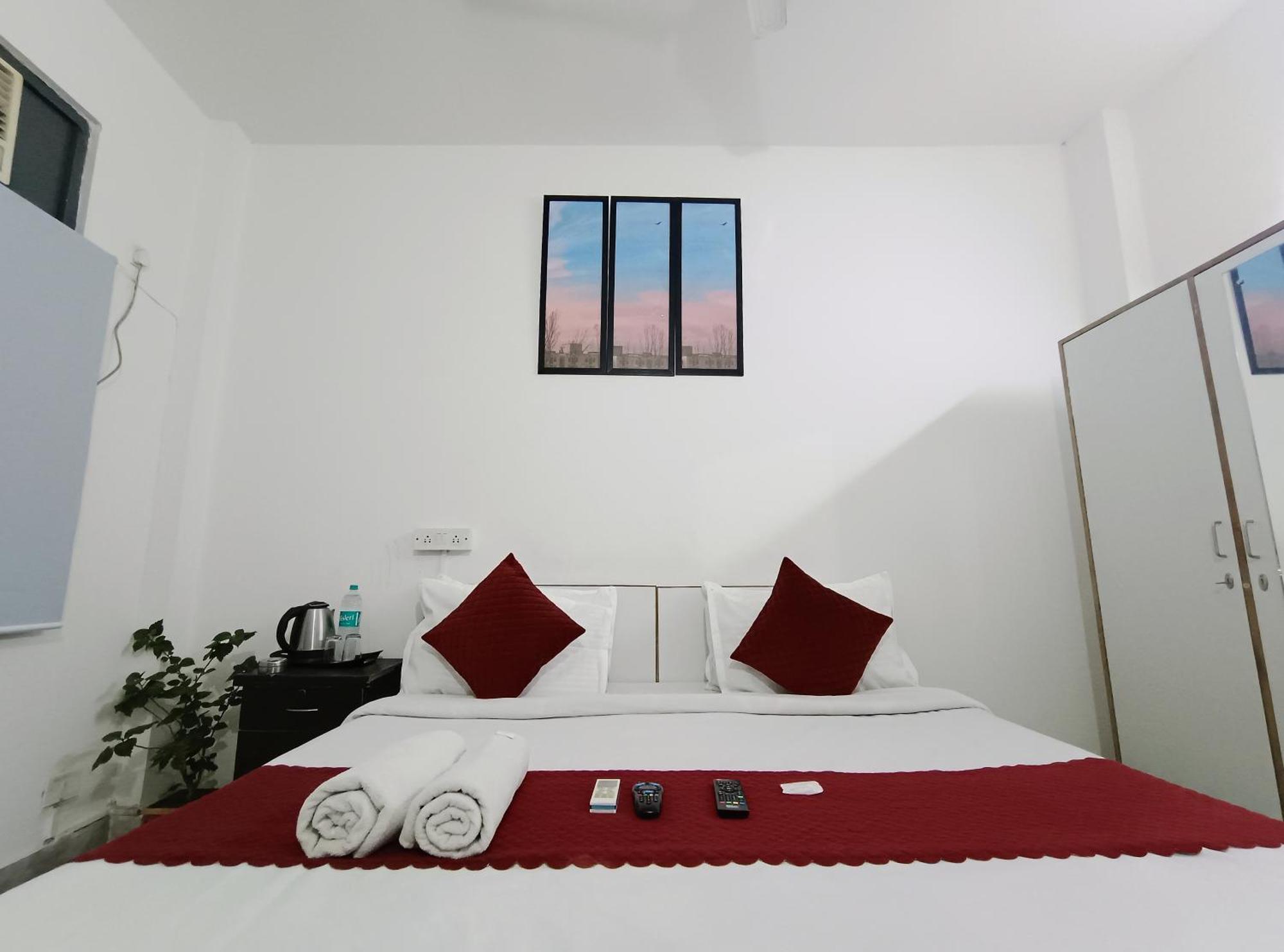 Hotel Hauz Khas Fort View 뉴델리 외부 사진